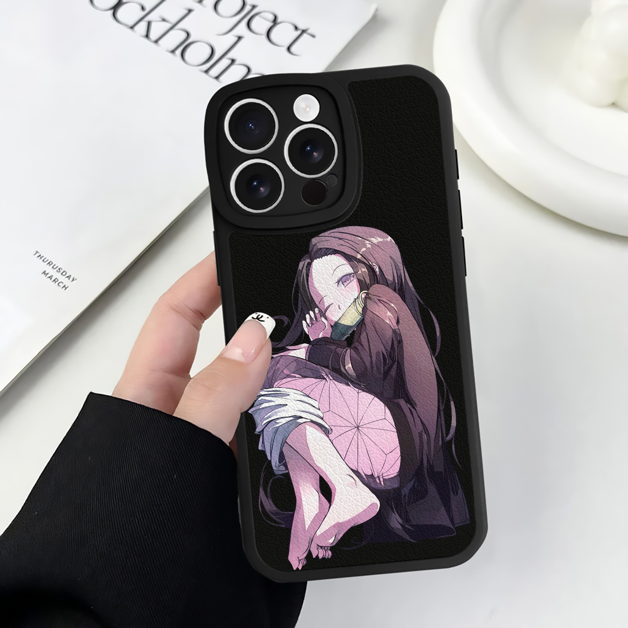 （画像用） 鬼滅の刃（きめつのやいば）竈門 禰󠄀豆子／かまど ねずこ Kamado Nezuko 【iPhone 16シリーズ対応】シリコンスマホケース（レザー調） 材質：シリコン
